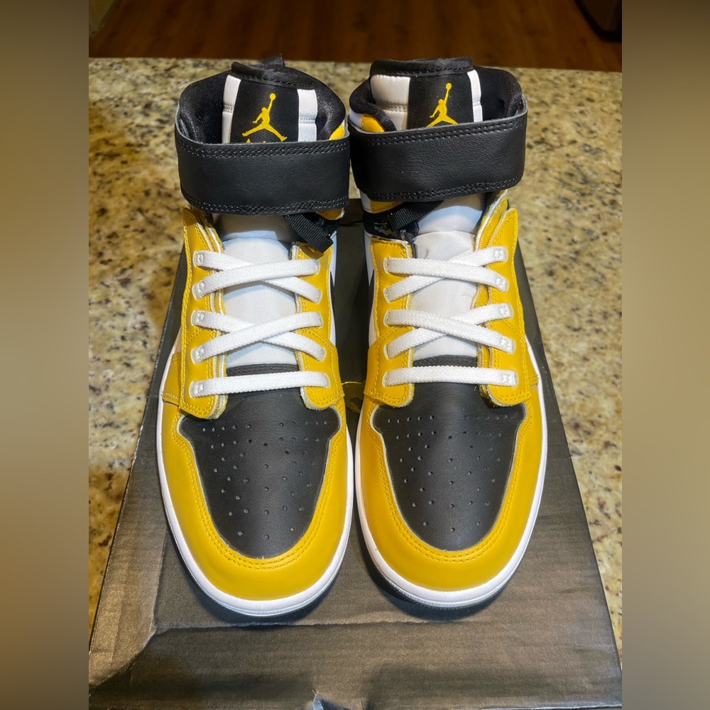 Air Jordan 1 Hi Flyease
